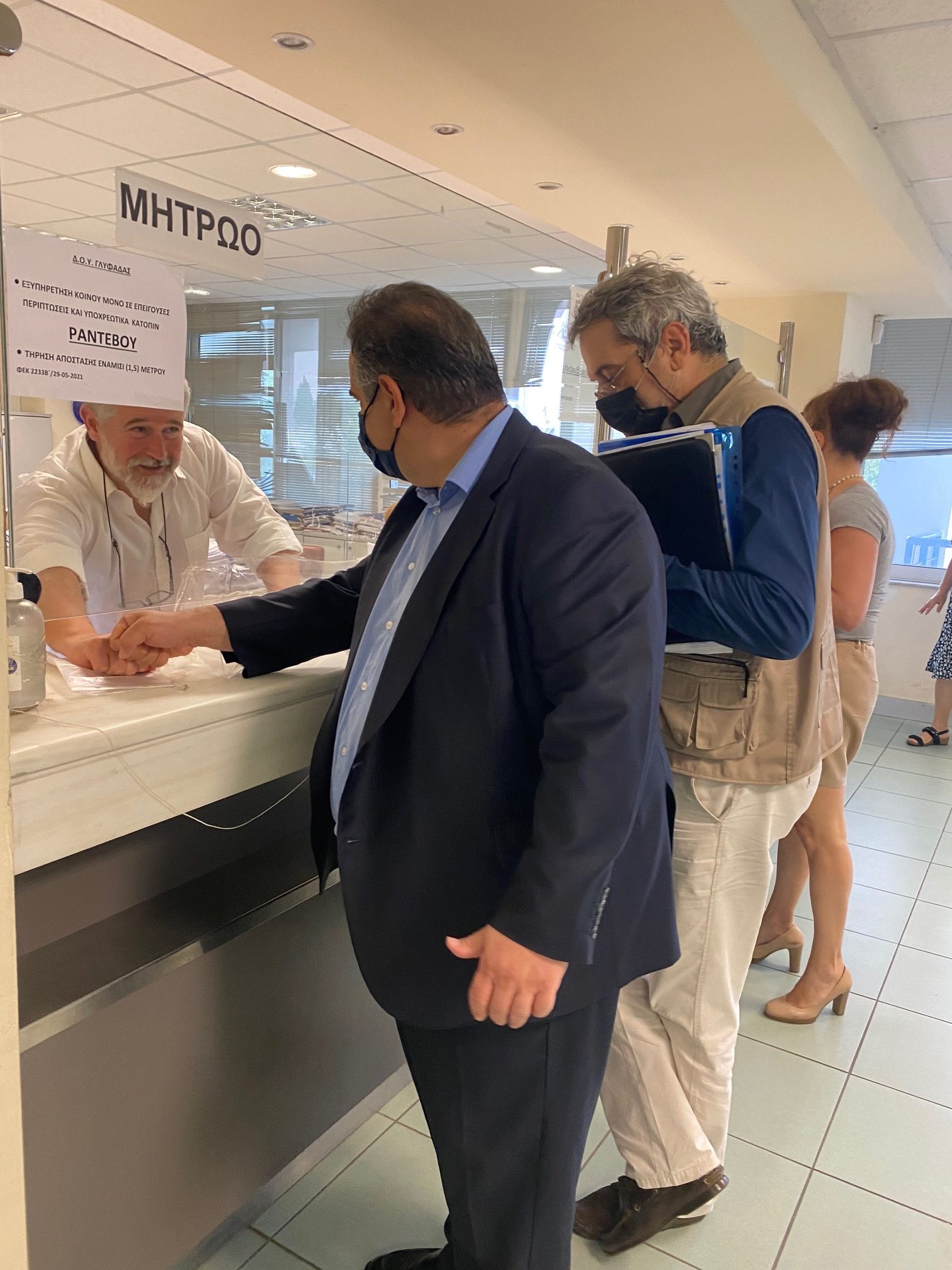 Την ενίσχυση σε προσωπικό της ΔΟΥ και του ΕΦΚΑ Γλυφάδας, ζητά ο Βουλευτής Βασίλης Σπανάκης